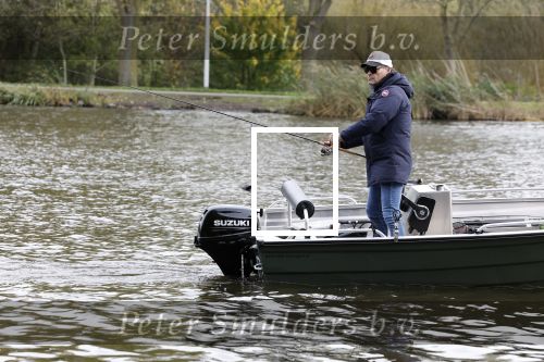 Amsterdam, 10 November 2022 Jeroen v d Boom vissend op de Amstel op zijn bootje