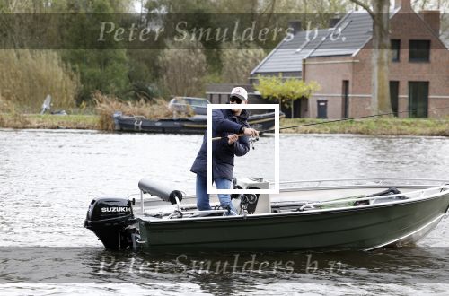 Amsterdam, 10 November 2022 Jeroen v d Boom vissend op de Amstel op zijn bootje