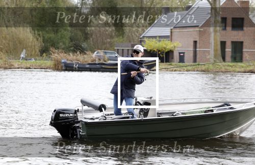 Amsterdam, 10 November 2022 Jeroen v d Boom vissend op de Amstel op zijn bootje