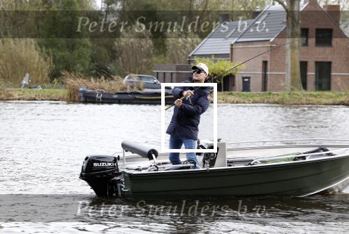Amsterdam, 10 November 2022 Jeroen v d Boom vissend op de Amstel op zijn bootje