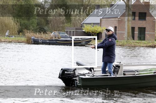 Amsterdam, 10 November 2022 Jeroen v d Boom vissend op de Amstel op zijn bootje