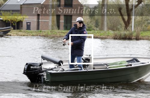 Amsterdam, 10 November 2022 Jeroen v d Boom vissend op de Amstel op zijn bootje