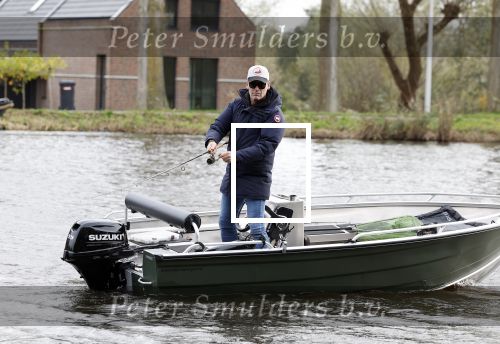 Amsterdam, 10 November 2022 Jeroen v d Boom vissend op de Amstel op zijn bootje