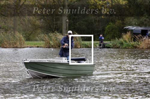 Amsterdam, 10 November 2022 Jeroen v d Boom vissend op de Amstel op zijn bootje