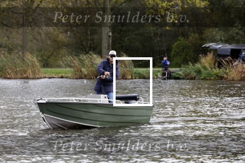 Amsterdam, 10 November 2022 Jeroen v d Boom vissend op de Amstel op zijn bootje
