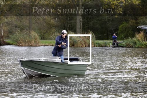 Amsterdam, 10 November 2022 Jeroen v d Boom vissend op de Amstel op zijn bootje
