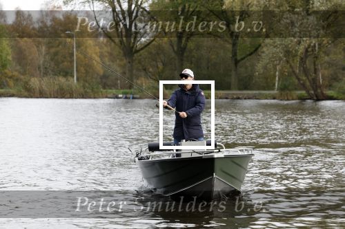 Amsterdam, 10 November 2022 Jeroen v d Boom vissend op de Amstel op zijn bootje