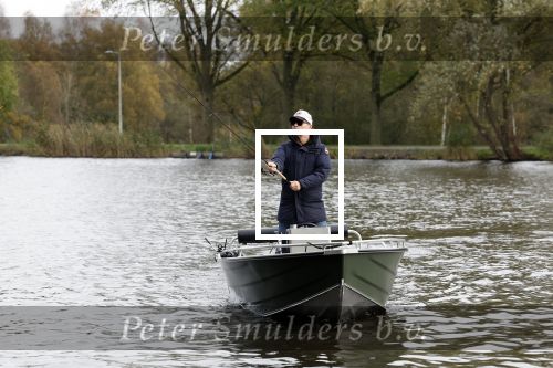 Amsterdam, 10 November 2022 Jeroen v d Boom vissend op de Amstel op zijn bootje
