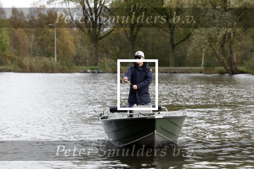 Amsterdam, 10 November 2022 Jeroen v d Boom vissend op de Amstel op zijn bootje