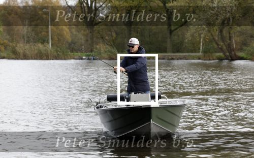 Amsterdam, 10 November 2022 Jeroen v d Boom vissend op de Amstel op zijn bootje