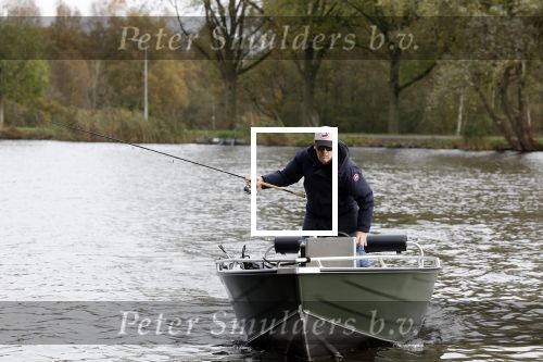 Amsterdam, 10 November 2022 Jeroen v d Boom vissend op de Amstel op zijn bootje