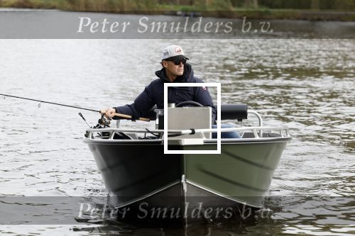 Amsterdam, 10 November 2022 Jeroen v d Boom vissend op de Amstel op zijn bootje