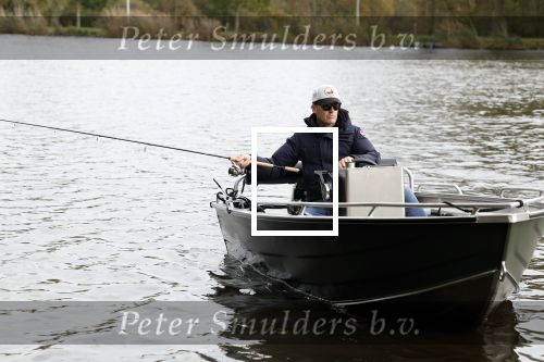 Amsterdam, 10 November 2022 Jeroen v d Boom vissend op de Amstel op zijn bootje