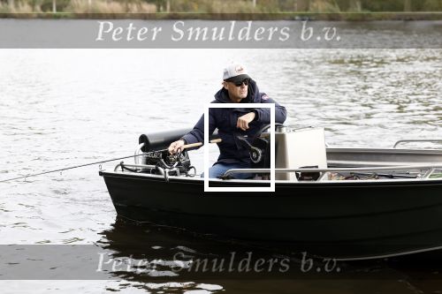 Amsterdam, 10 November 2022 Jeroen v d Boom vissend op de Amstel op zijn bootje