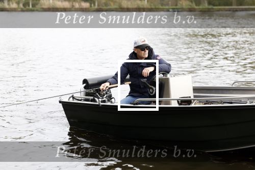 Amsterdam, 10 November 2022 Jeroen v d Boom vissend op de Amstel op zijn bootje