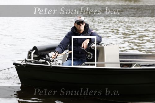 Amsterdam, 10 November 2022 Jeroen v d Boom vissend op de Amstel op zijn bootje