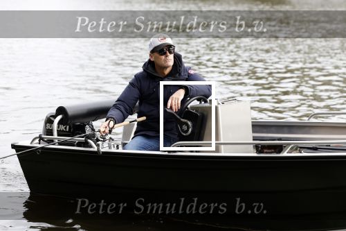 Amsterdam, 10 November 2022 Jeroen v d Boom vissend op de Amstel op zijn bootje
