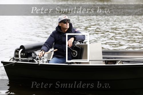 Amsterdam, 10 November 2022 Jeroen v d Boom vissend op de Amstel op zijn bootje