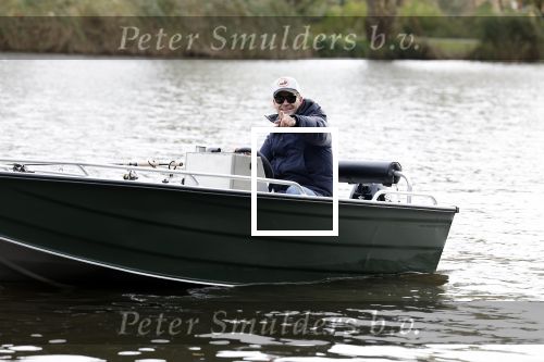 Amsterdam, 10 November 2022 Jeroen v d Boom vissend op de Amstel op zijn bootje
