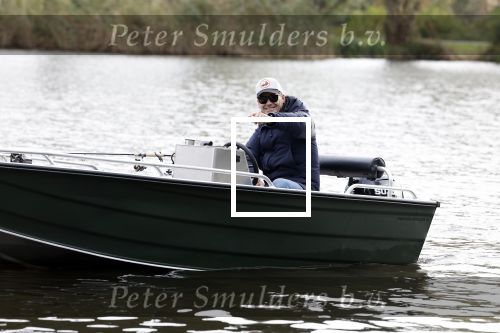 Amsterdam, 10 November 2022 Jeroen v d Boom vissend op de Amstel op zijn bootje