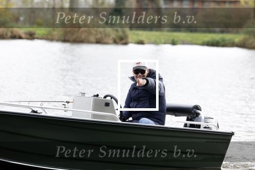 Amsterdam, 10 November 2022 Jeroen v d Boom vissend op de Amstel op zijn bootje