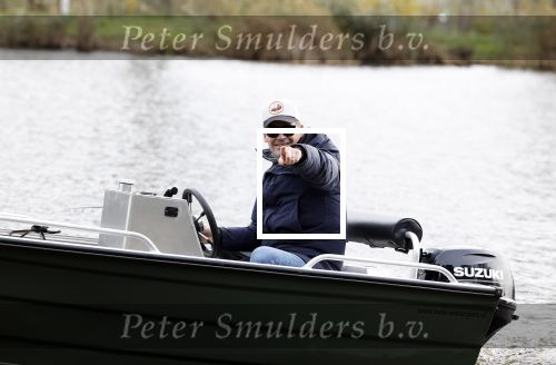 Amsterdam, 10 November 2022 Jeroen v d Boom vissend op de Amstel op zijn bootje