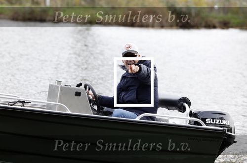 Amsterdam, 10 November 2022 Jeroen v d Boom vissend op de Amstel op zijn bootje