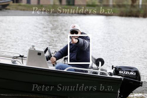 Amsterdam, 10 November 2022 Jeroen v d Boom vissend op de Amstel op zijn bootje