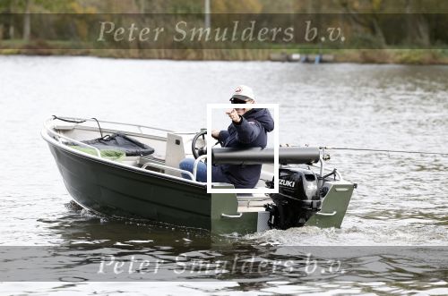 Amsterdam, 10 November 2022 Jeroen v d Boom vissend op de Amstel op zijn bootje