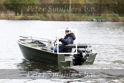 Amsterdam, 10 November 2022 Jeroen v d Boom vissend op de Amstel op zijn bootje