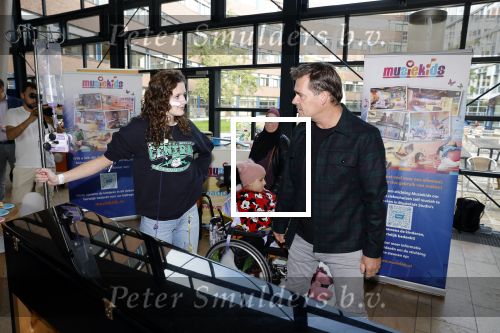 Utrecht 25 oktober 2022
Jeroen v d Boom reikt prijs uit in het Wilhelmina kinderziekenhuis in Utrecht.