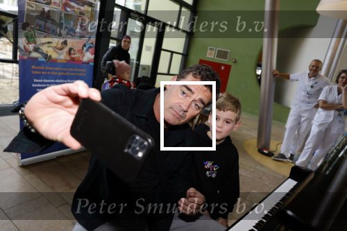 Utrecht 25 oktober 2022
Jeroen v d Boom reikt prijs uit in het Wilhelmina kinderziekenhuis in Utrecht.