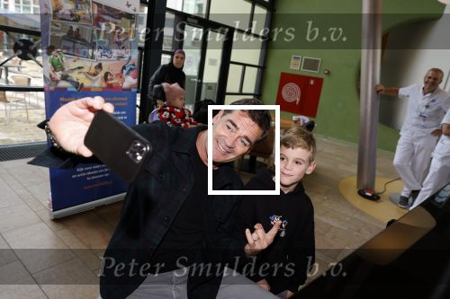 Utrecht 25 oktober 2022
Jeroen v d Boom reikt prijs uit in het Wilhelmina kinderziekenhuis in Utrecht.