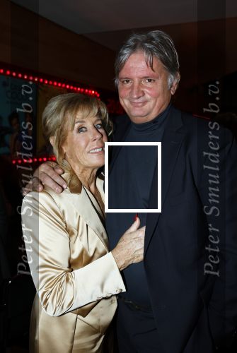 Rotterdam 7 november 2022
Premiere Casa Coco met oa Gerard Cox Joke Bruijs Loes Luca Katja Schuurman Frederique Spigt Bruni Heinke Oscar Aerts Chris Tates Richard Groenendijk en Pamela Teves. Joke met partner Frits Landesbergen