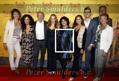 Rotterdam 7 november 2022
Premiere Casa Coco met oa Gerard Cox Joke Bruijs Loes Luca Katja Schuurman Frederique Spigt Bruni Heinke Oscar Aerts Chris Tates Richard Groenendijk en Pamela Teves. Katja met haar dochter Sammie haar ouders en schoonfamilie