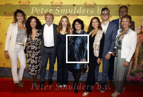 Rotterdam 7 november 2022
Premiere Casa Coco met oa Gerard Cox Joke Bruijs Loes Luca Katja Schuurman Frederique Spigt Bruni Heinke Oscar Aerts Chris Tates Richard Groenendijk en Pamela Teves. Katja met haar dochter Sammie haar ouders en schoonfamilie