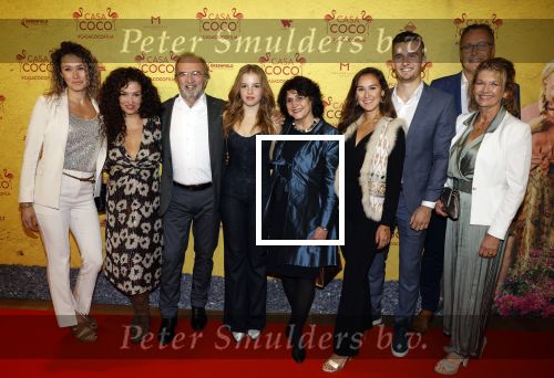 Rotterdam 7 november 2022
Premiere Casa Coco met oa Gerard Cox Joke Bruijs Loes Luca Katja Schuurman Frederique Spigt Bruni Heinke Oscar Aerts Chris Tates Richard Groenendijk en Pamela Teves. Katja met haar dochter Sammie haar ouders en schoonfamilie