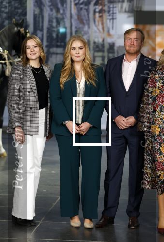 Amsterdam 4 november 2022
Fotomoment met koninklijke familie in de nieuwe kerk waar op dit moment een expositie is van Prinses Juliana.
Aanwezig Koning Willem Alexander Koningin Maxima Prinses Amalia Prinses Ariane en Prinses Alexia.