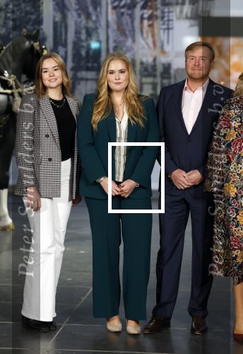 Amsterdam 4 november 2022
Fotomoment met koninklijke familie in de nieuwe kerk waar op dit moment een expositie is van Prinses Juliana.
Aanwezig Koning Willem Alexander Koningin Maxima Prinses Amalia Prinses Ariane en Prinses Alexia.