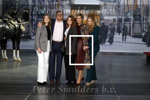 Amsterdam 4 november 2022
Fotomoment met koninklijke familie in de nieuwe kerk waar op dit moment een expositie is van Prinses Juliana.
Aanwezig Koning Willem Alexander Koningin Maxima Prinses Amalia Prinses Ariane en Prinses Alexia.