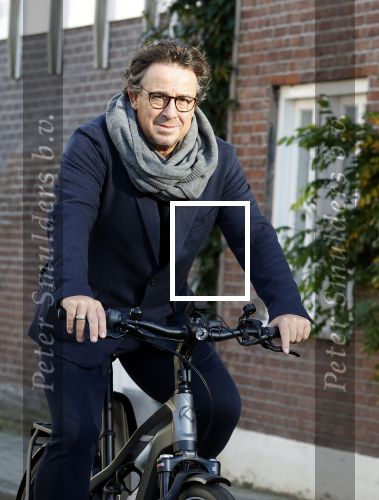 Alkmaar 12 en 13 november 2022
Marco Borsato op de fiets in het centrum van Alkmaar .