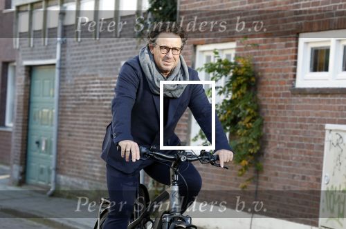 Alkmaar 12 en 13 november 2022
Marco Borsato op de fiets in het centrum van Alkmaar .