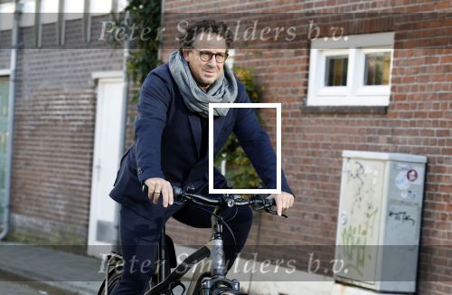 Alkmaar 12 en 13 november 2022
Marco Borsato op de fiets in het centrum van Alkmaar .
