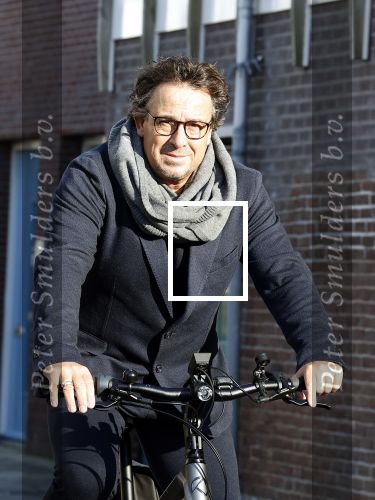 Alkmaar 12 en 13 november 2022
Marco Borsato op de fiets in het centrum van Alkmaar .