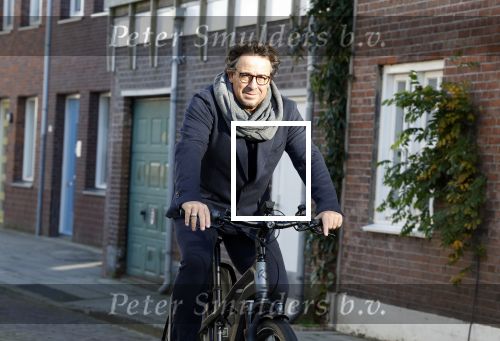 Alkmaar 12 en 13 november 2022
Marco Borsato op de fiets in het centrum van Alkmaar .