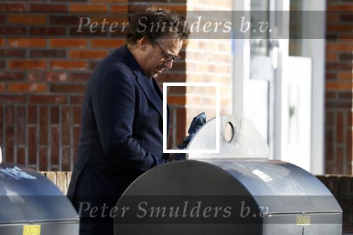 Alkmaar 12 november 2022
Marco Borsato zet vuilnis buiten bij zijn appartement.