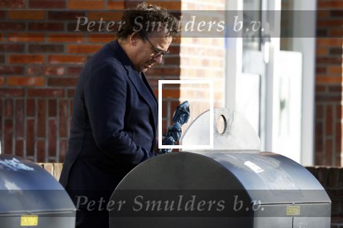 Alkmaar 12 november 2022
Marco Borsato zet vuilnis buiten bij zijn appartement.