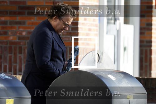 Alkmaar 12 november 2022
Marco Borsato zet vuilnis buiten bij zijn appartement.