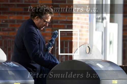 Alkmaar 12 november 2022
Marco Borsato zet vuilnis buiten bij zijn appartement.