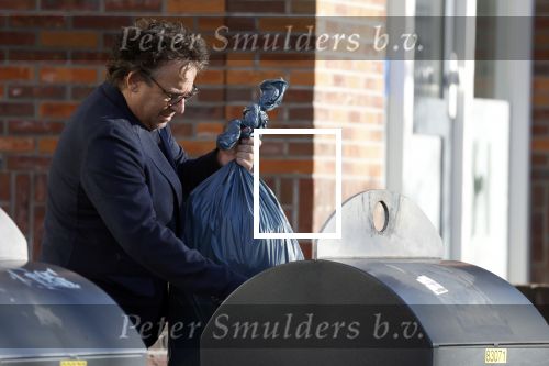 Alkmaar 12 november 2022
Marco Borsato zet vuilnis buiten bij zijn appartement.
